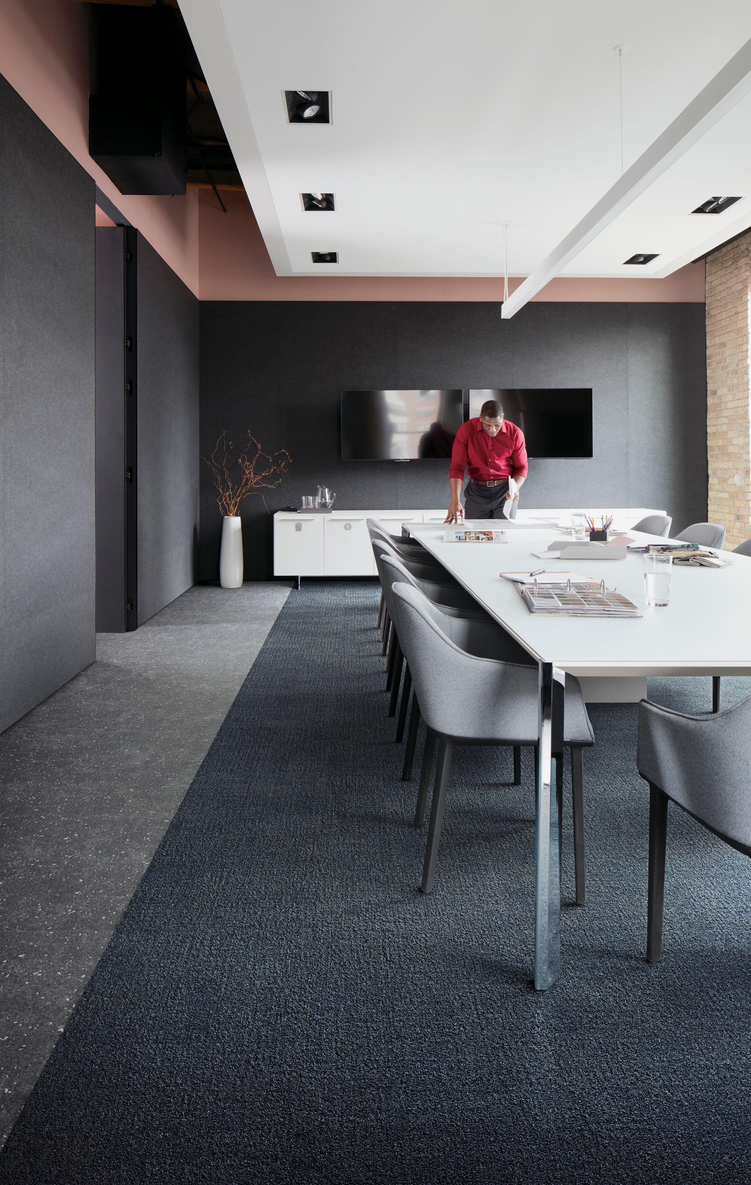 Interface Step in Time and Walk the Aisle carpet tile in meeting area Bildnummer 4